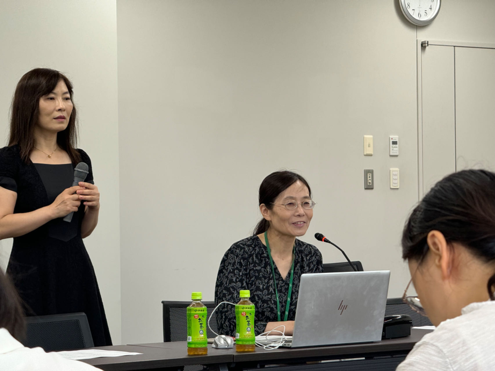 日本大学文理学部国际交流委员会主任闲田朋子教授主持交流会.jpg